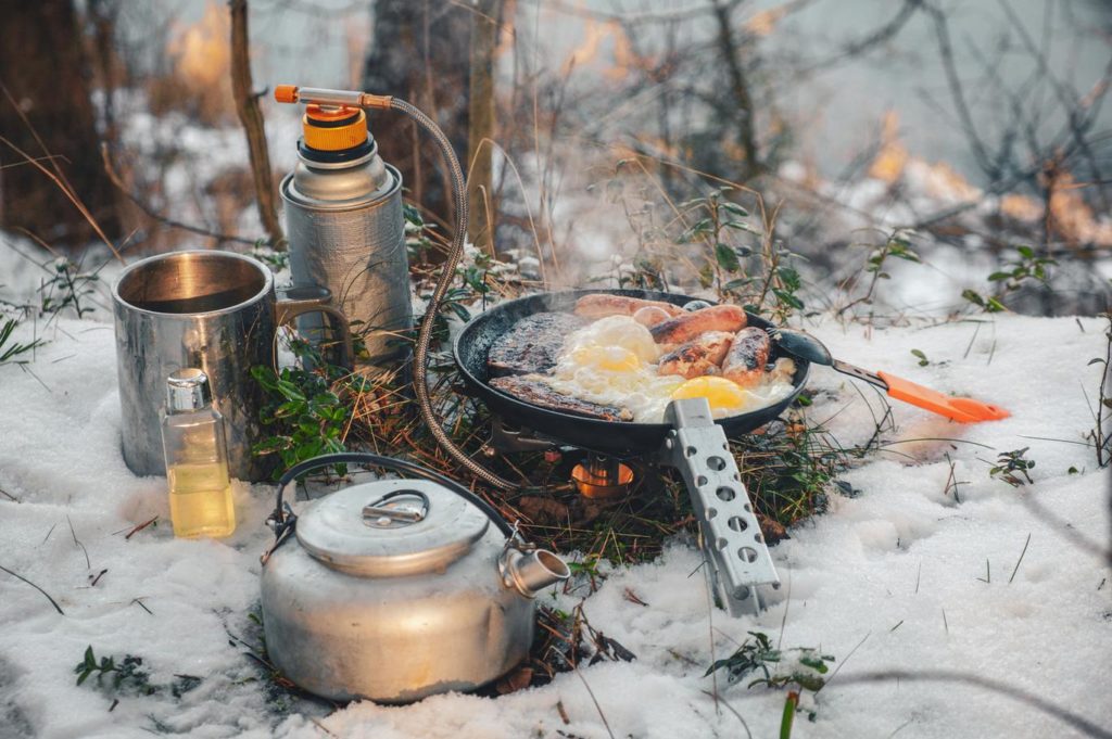 Bratpfanne mit Essen, als Beispiel für einfache Camping-Mahlzeiten.