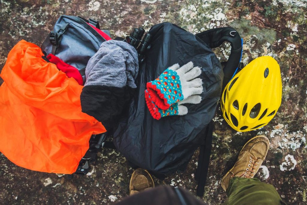 Kleidung und Schutz für Camping, einschließlich wetterfester Jacke, Isolationsschichten.