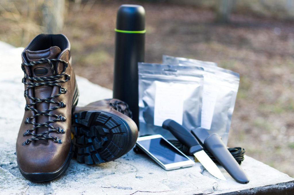 Sicherheitsausrüstung fürs Camping, inklusive Erste-Hilfe-Set, Taschenlampe und Multifunktionstool