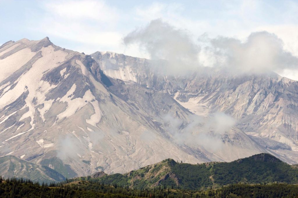 Panorama von Mount St. Helens mit umliegenden Vulkanen bei klarem Himmel.