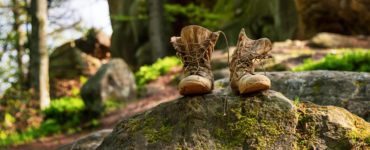 PFC-freien Schuhen auf einem Waldpfad