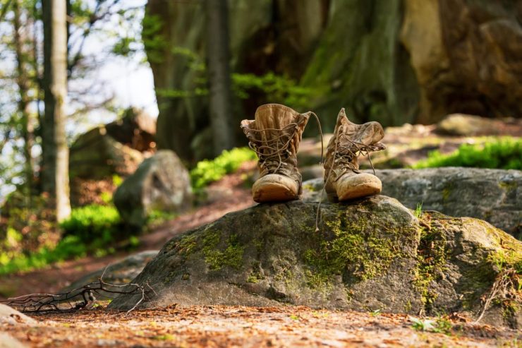 PFC-freien Schuhen auf einem Waldpfad