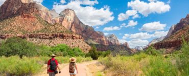 Paar wandert durch den Zion-Nationalpark